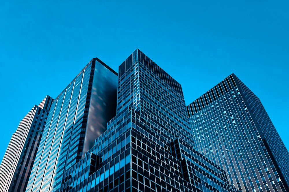 Edificio corporativo vidriado sobre cielo azul